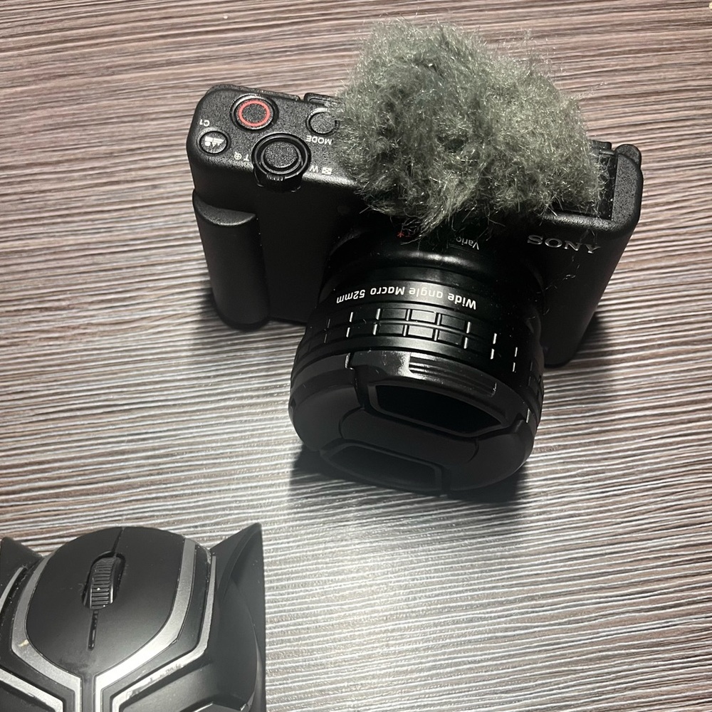 Sony ZV1 + Wide angle Macro 52mm Lense